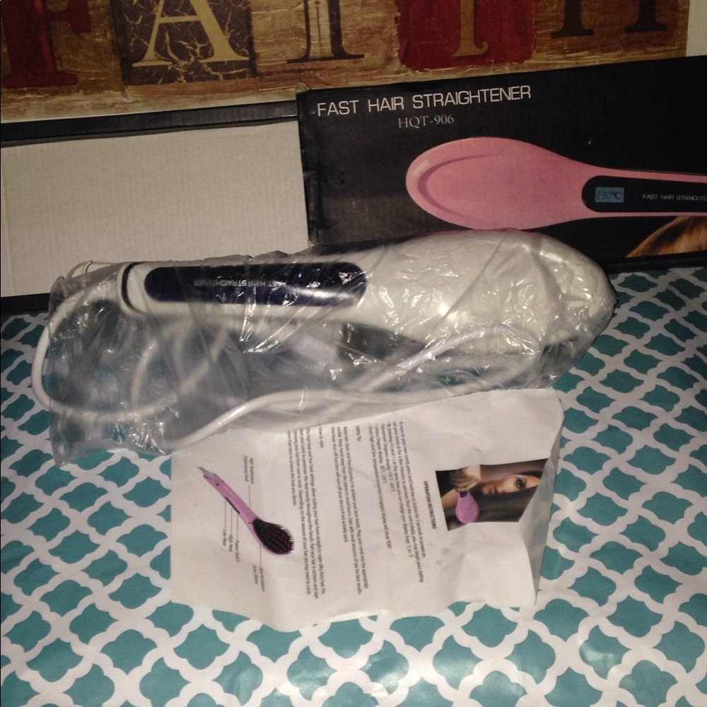 Essential ceramic hair straightening brush - Picture 4 of 4